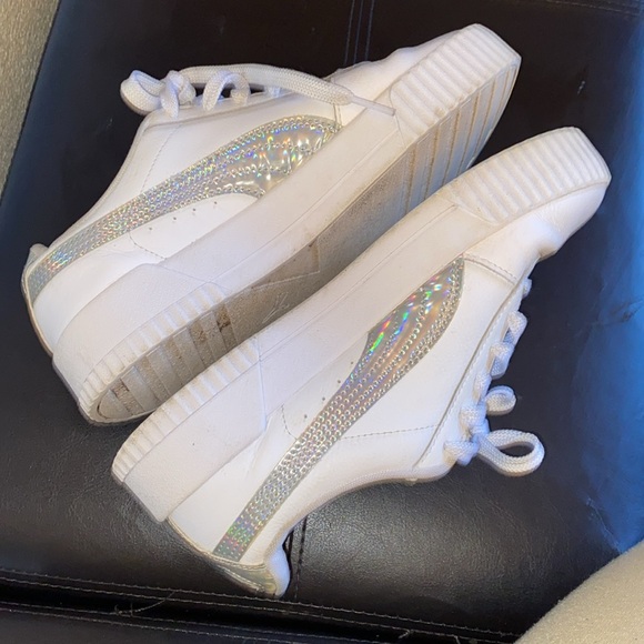 A nice comfortable pair of gym shoes - Picture 3 of 5